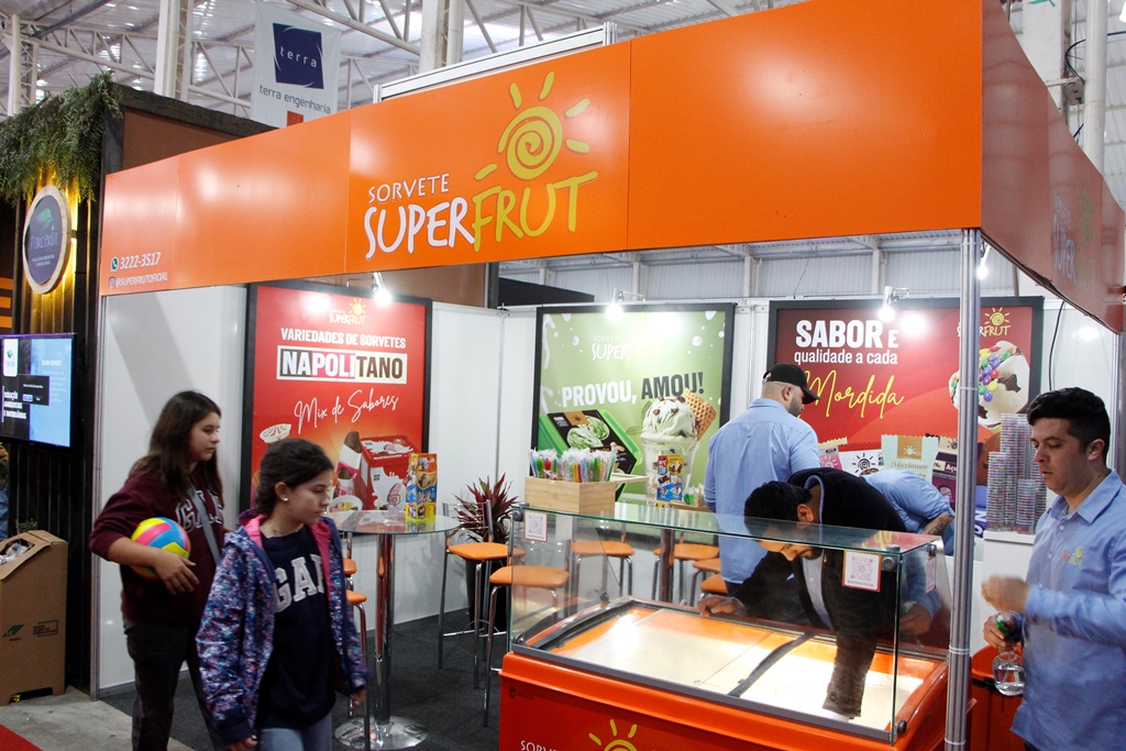 Visitantes no estande da Sorvete Superfrut