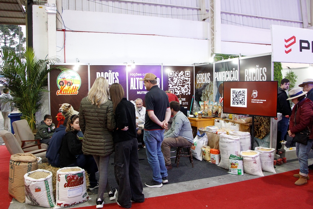 Visitantes conhecem produtos em um estande da feira