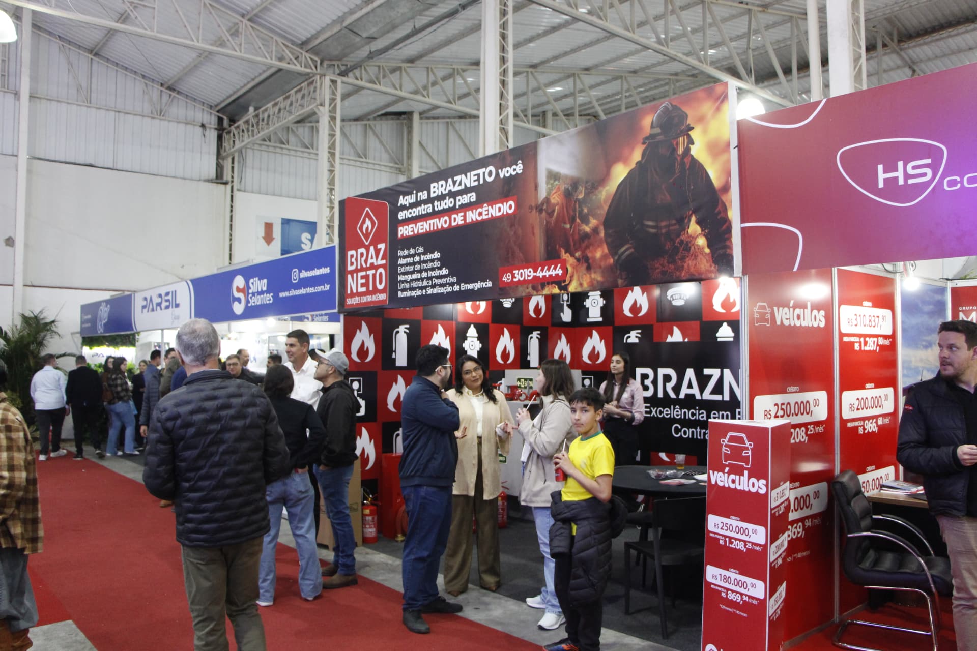 Visitantes reunidos nos estandes da Expolages