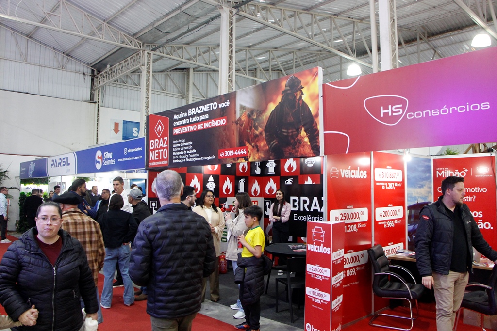 Visitantes passeiam entre os estandes da Expolages