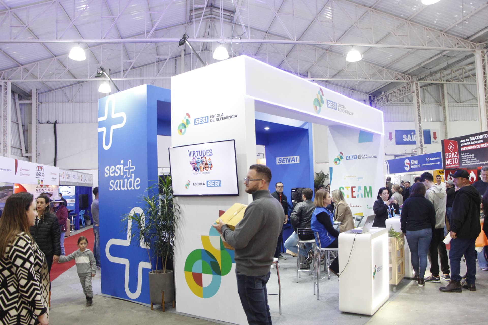 Visitantes e empresas em um estande da Feira Multissetorial