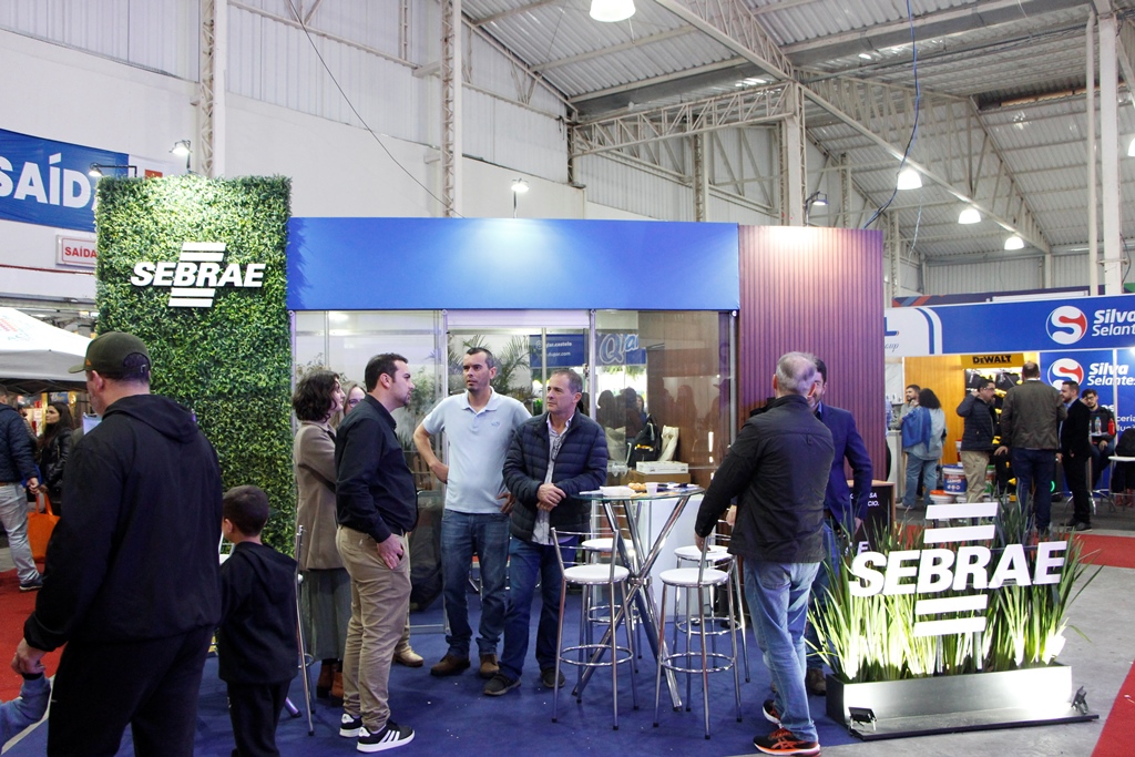 Encontro de visitantes junto a estandes da feira