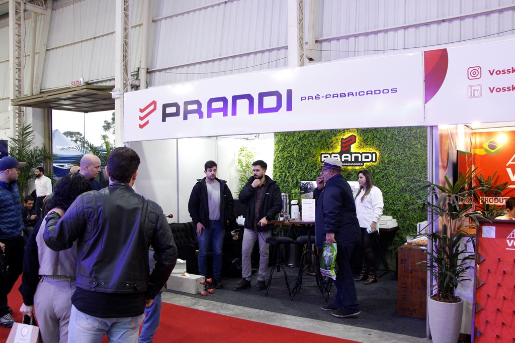 Visitantes conversam no estande da Prandi