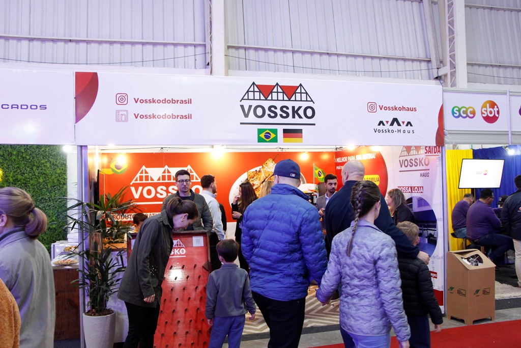 Público visita o estande da Vossko